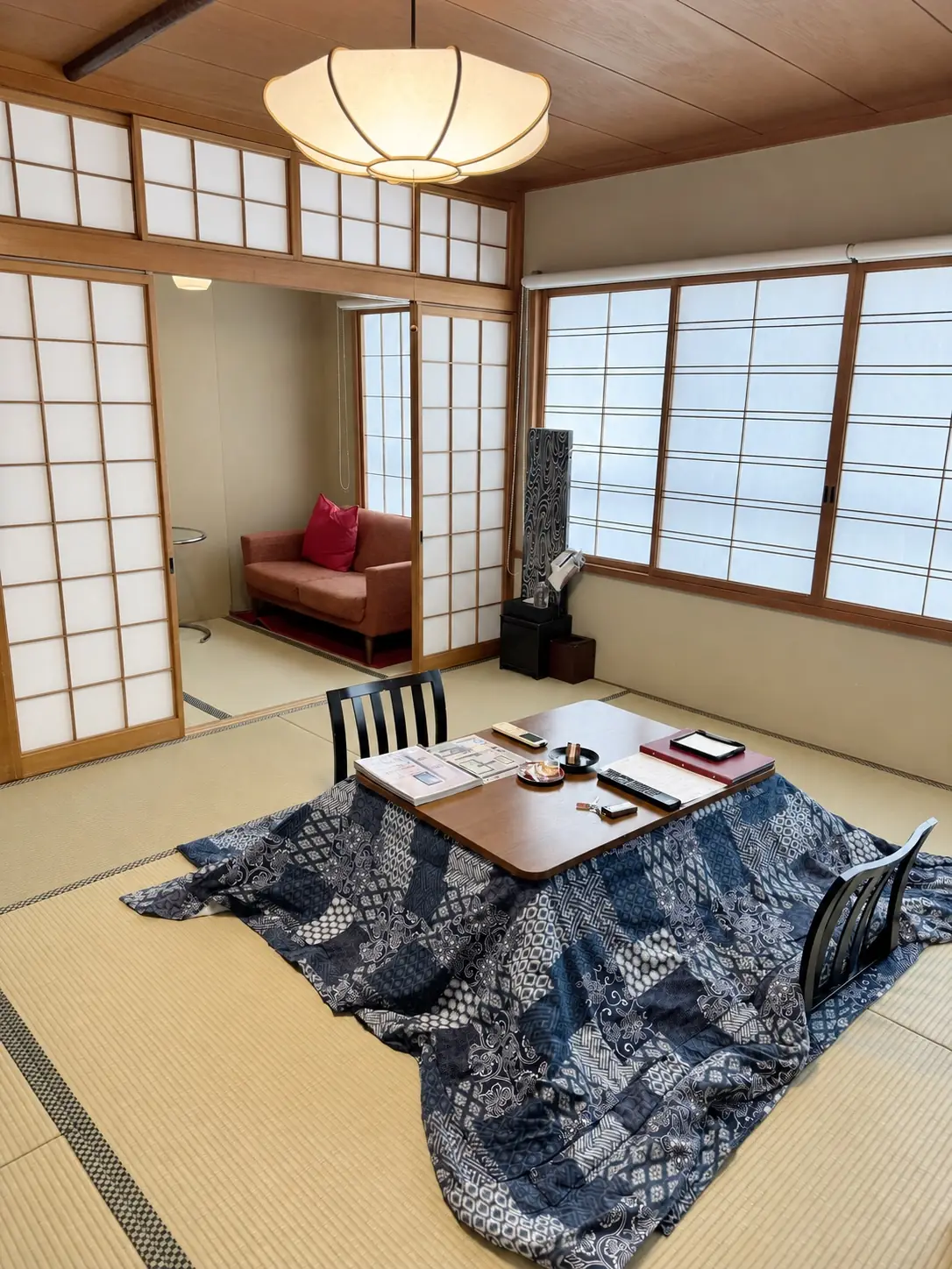 畳の和室にこたつが置かれた住まいのイメージ